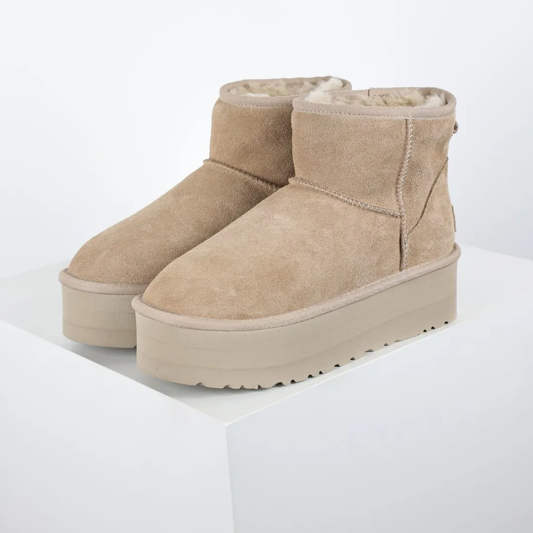 Pick up locally 💰580 Core recommended good price It is a very suitable choice for home furnishings. In the new year, uug launched a series of styles, which are partial to the preferences of young consumers and have also moved to the forefront of fashion trends. Shoe body material: water-repellent coated suede upper, 17 mm UGGPURE™ implantable wool insole, lightweight non-slip and comfortable rubber outsole, with brand LOGO and trademark, with full packaging Size: 35 36 37 38 39 40